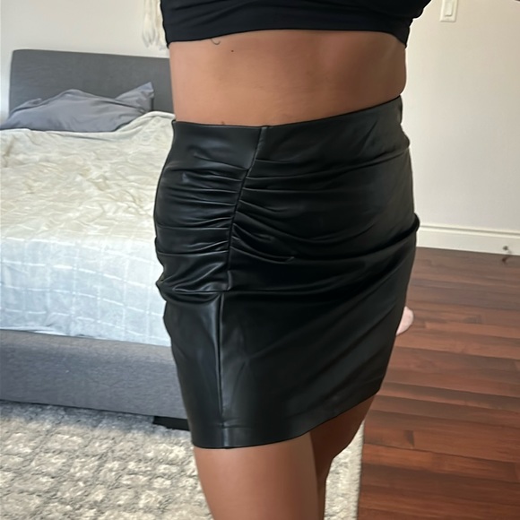 Black Faux leather skirt - Picture 1 of 4